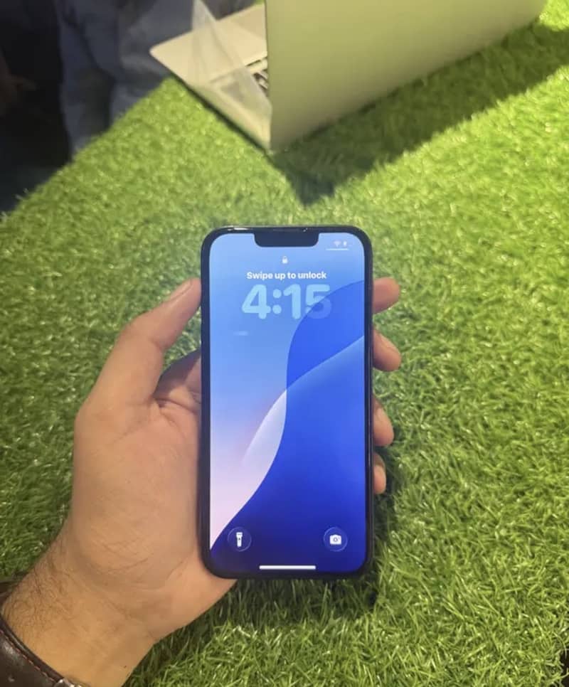 Apple iPhone 16e 3