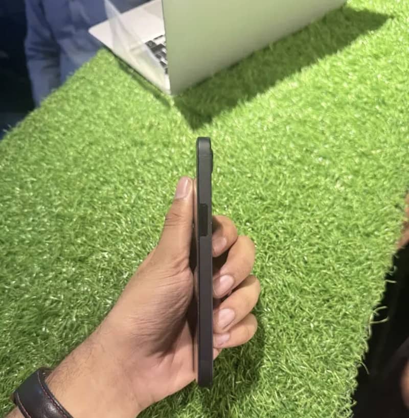 Apple iPhone 16e 4