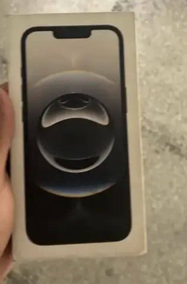 Apple iPhone 16e 5