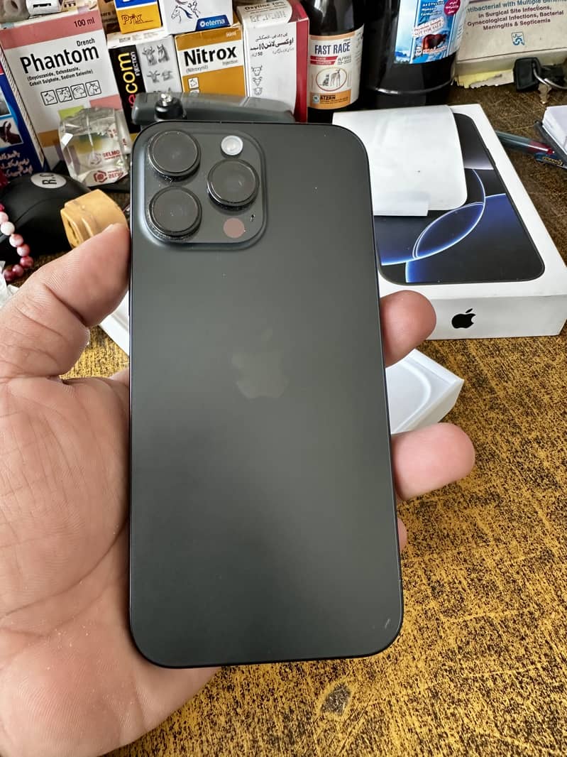 Apple iPhone 16 Pro Max 4