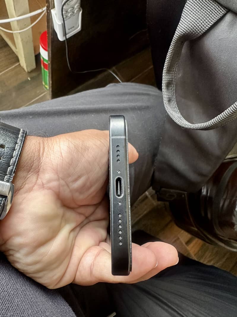 Apple iPhone 16 Pro Max 9