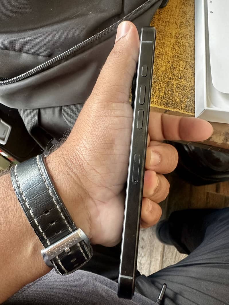 Apple iPhone 16 Pro Max 10