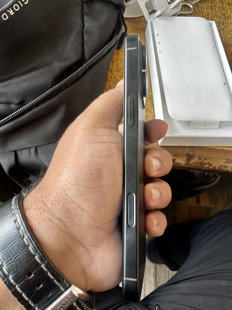 Apple iPhone 16 Pro Max 11
