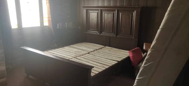 Selling my bed along with a small dressing table with 4 drawers, both