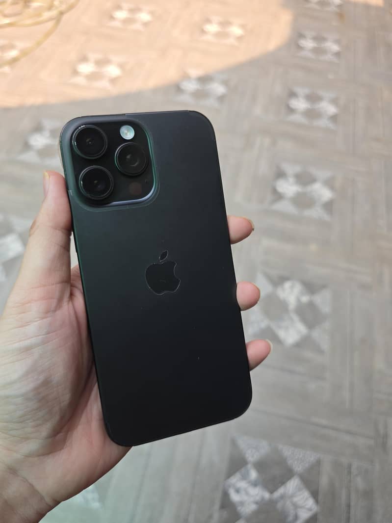Apple iPhone 16 Pro Max 1