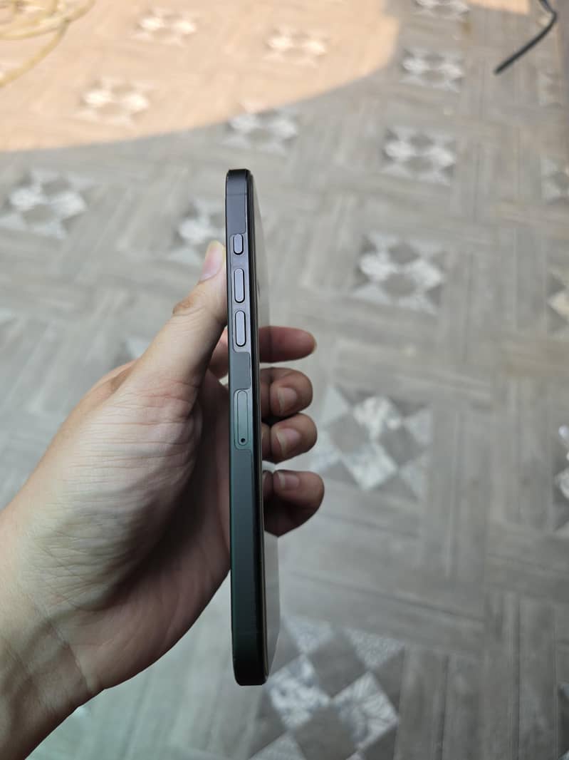 Apple iPhone 16 Pro Max 4