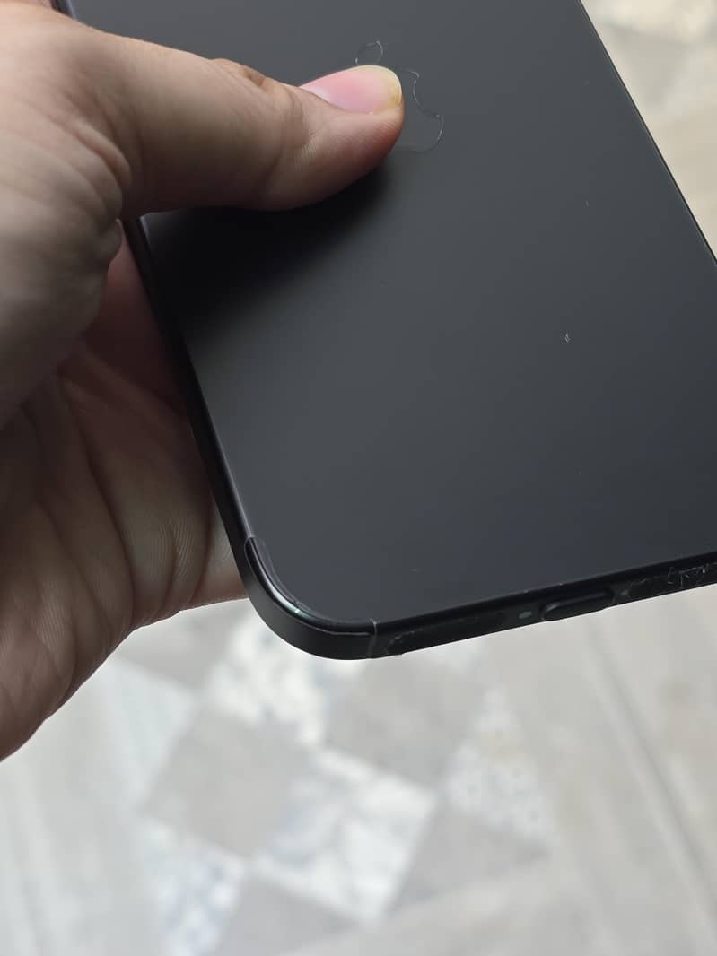 Apple iPhone 16 Pro Max 9