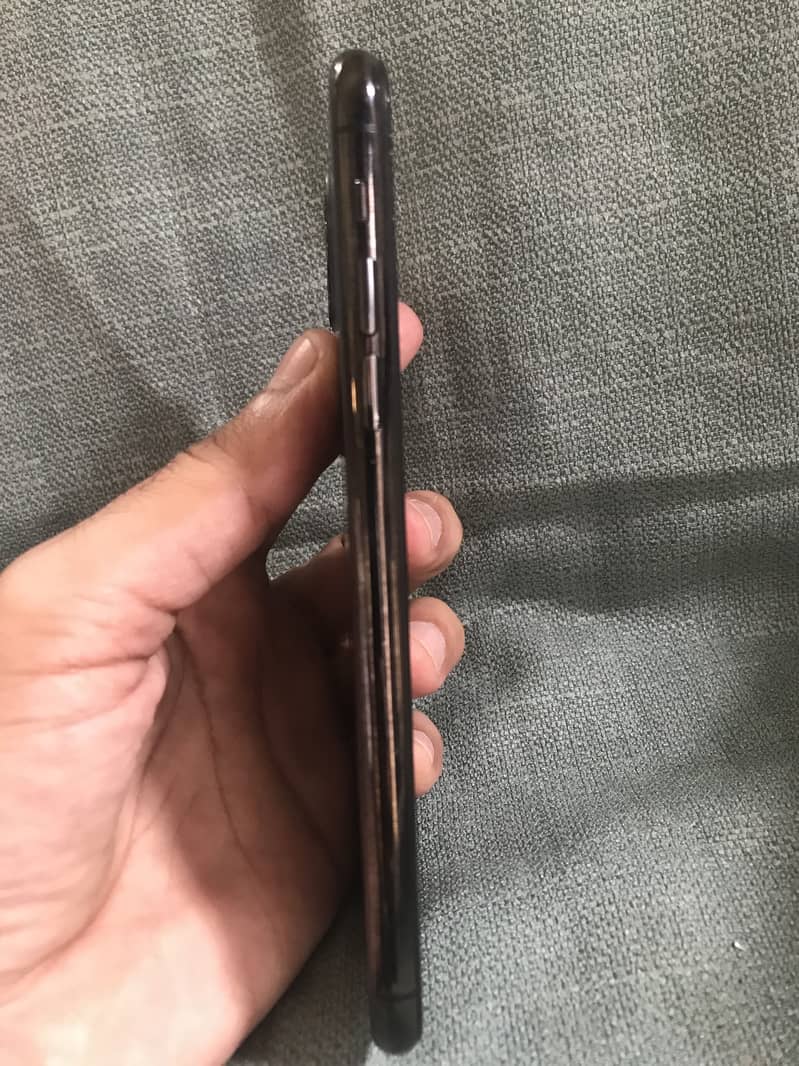 Apple iPhone 11 Pro Max 4