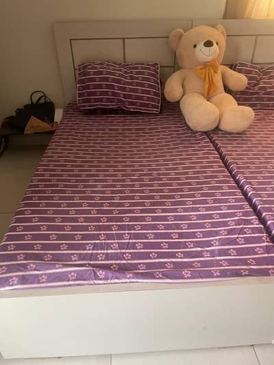 2 single beds with metress