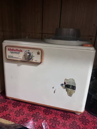 Dough kneading machine
