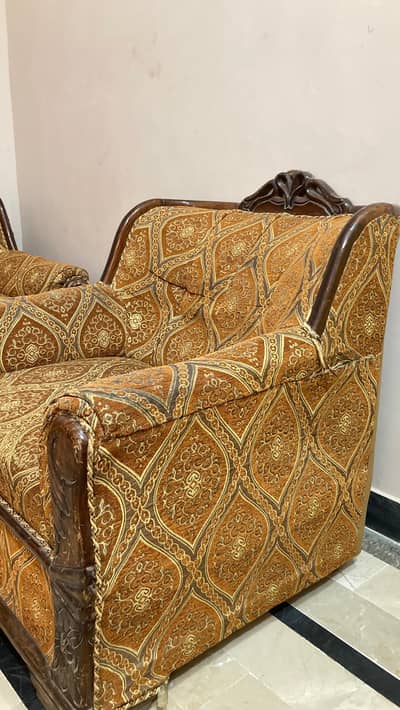 5 Seater Wooden Sofa Set — Very Excellent Condition. .