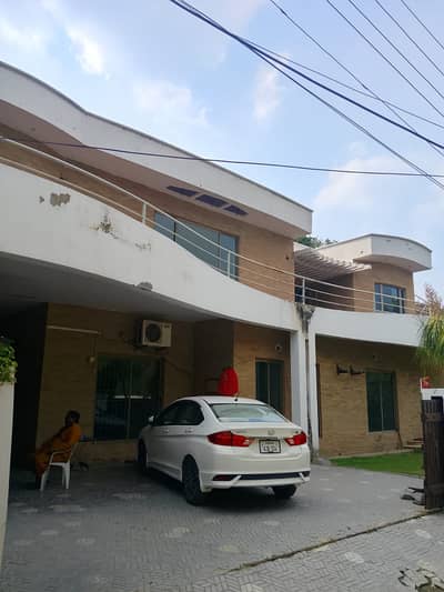 ONE KANAL DOUBLE UNIT BEAUTIFUL BANGLOW IN MAIN CANTT