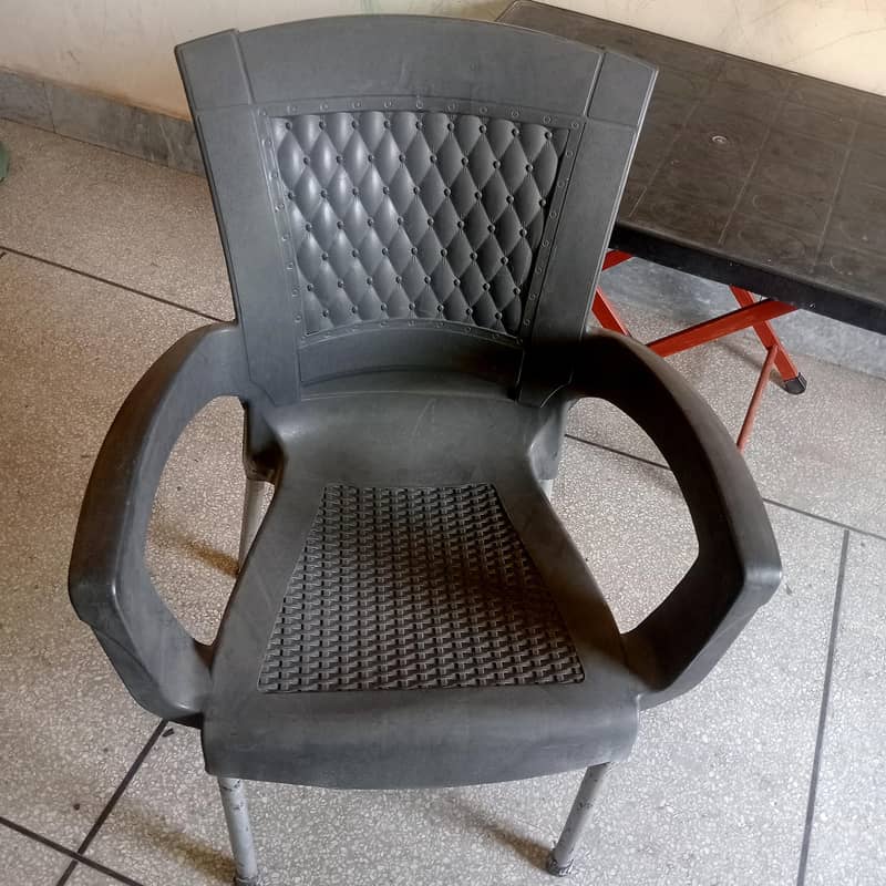 plastic chairs & table 0