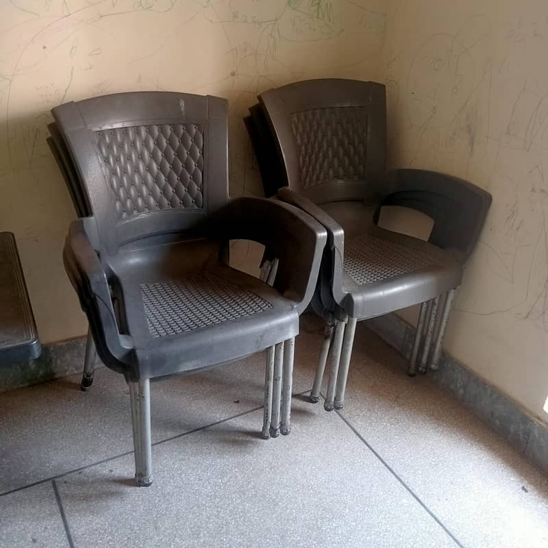 plastic chairs & table 1