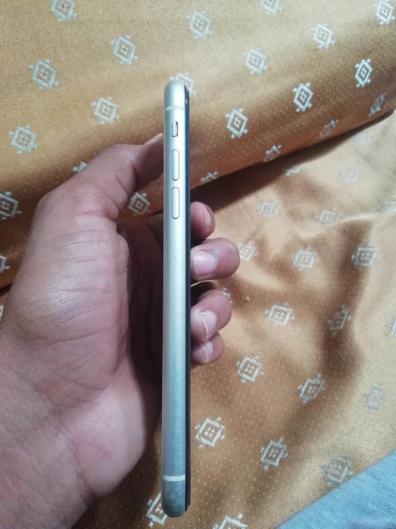 Apple iPhone 11 4