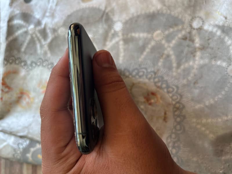 Apple iPhone 11 Pro Max 4