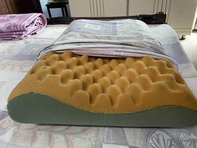 Molty contour pillow like new