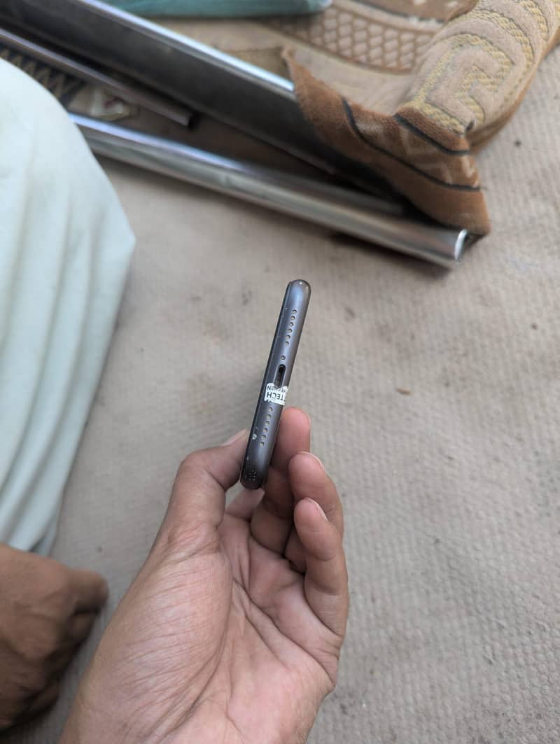 Apple iPhone 11 4