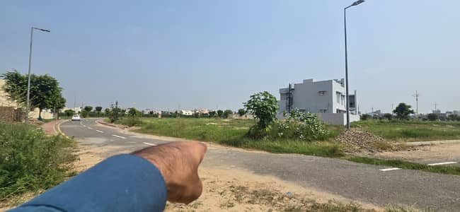 1 Kanal Corner Plot in Marina Block on Investor Price