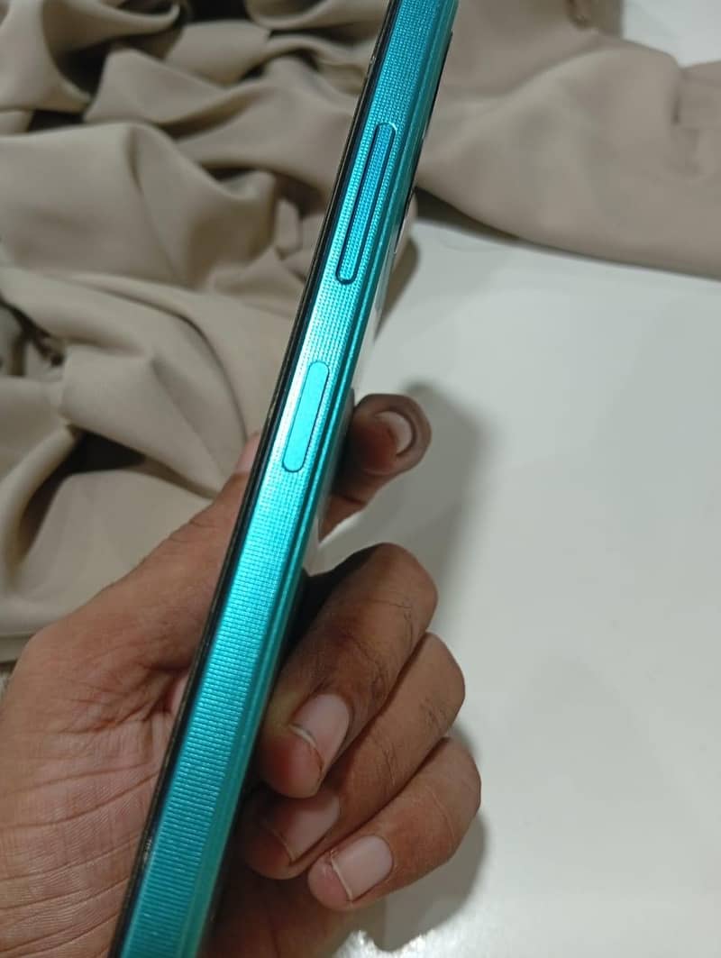 HMD Aura 2 2