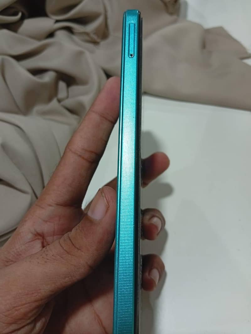 HMD Aura 2 3