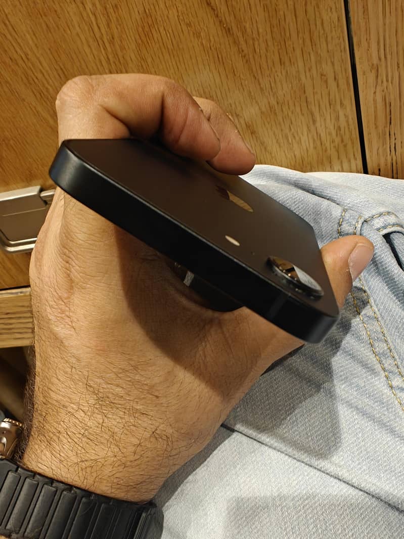 Apple iPhone 16e 2