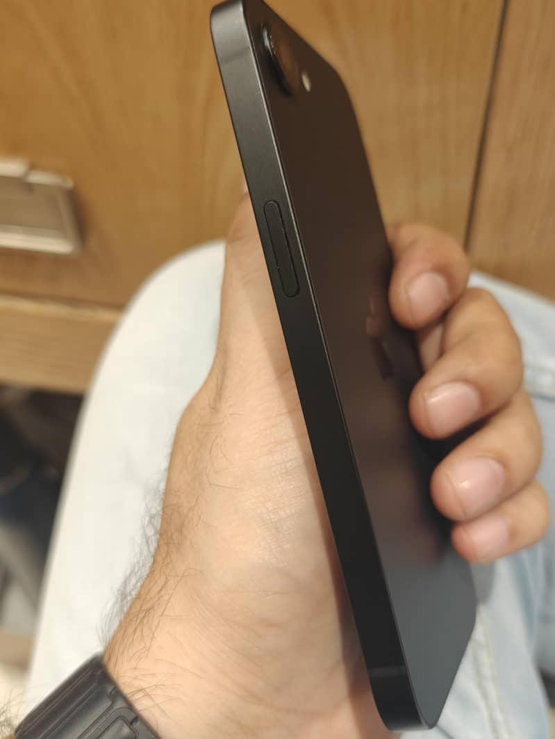 Apple iPhone 16e 3