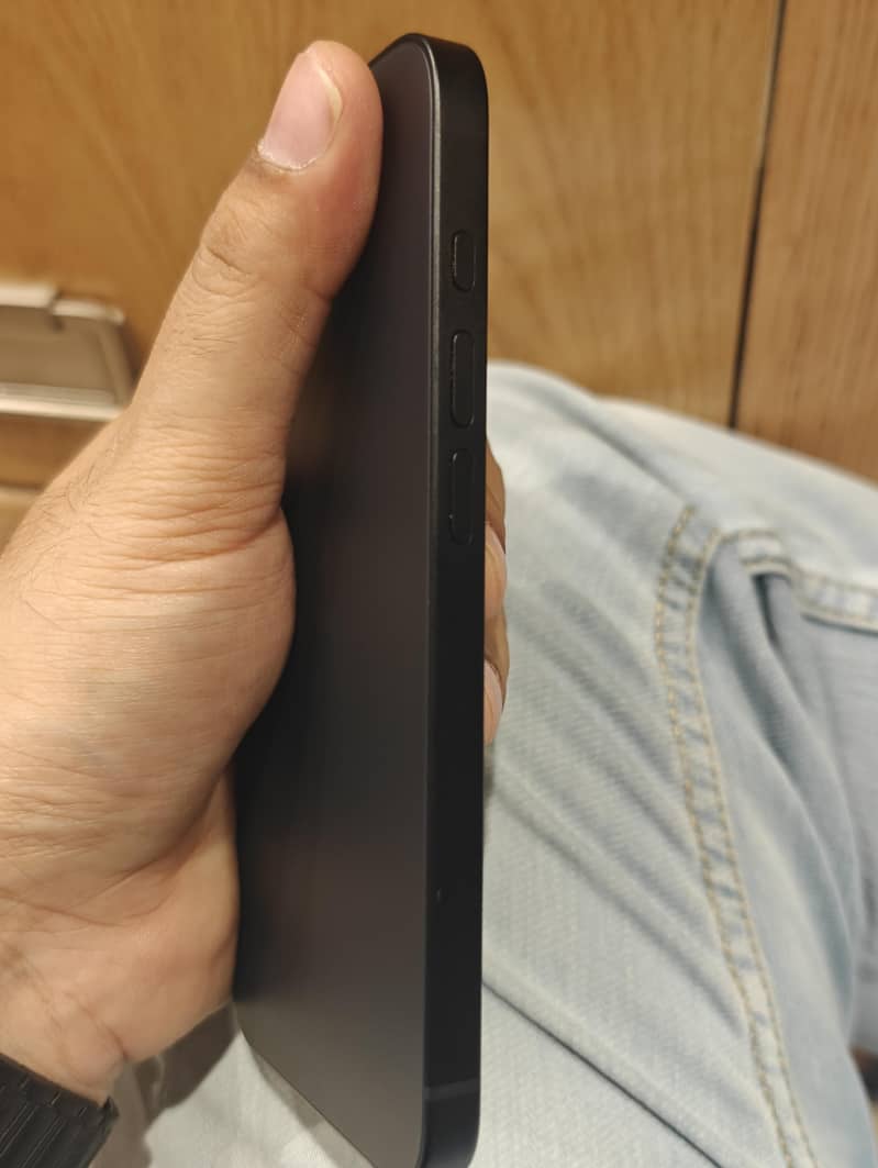Apple iPhone 16e 4