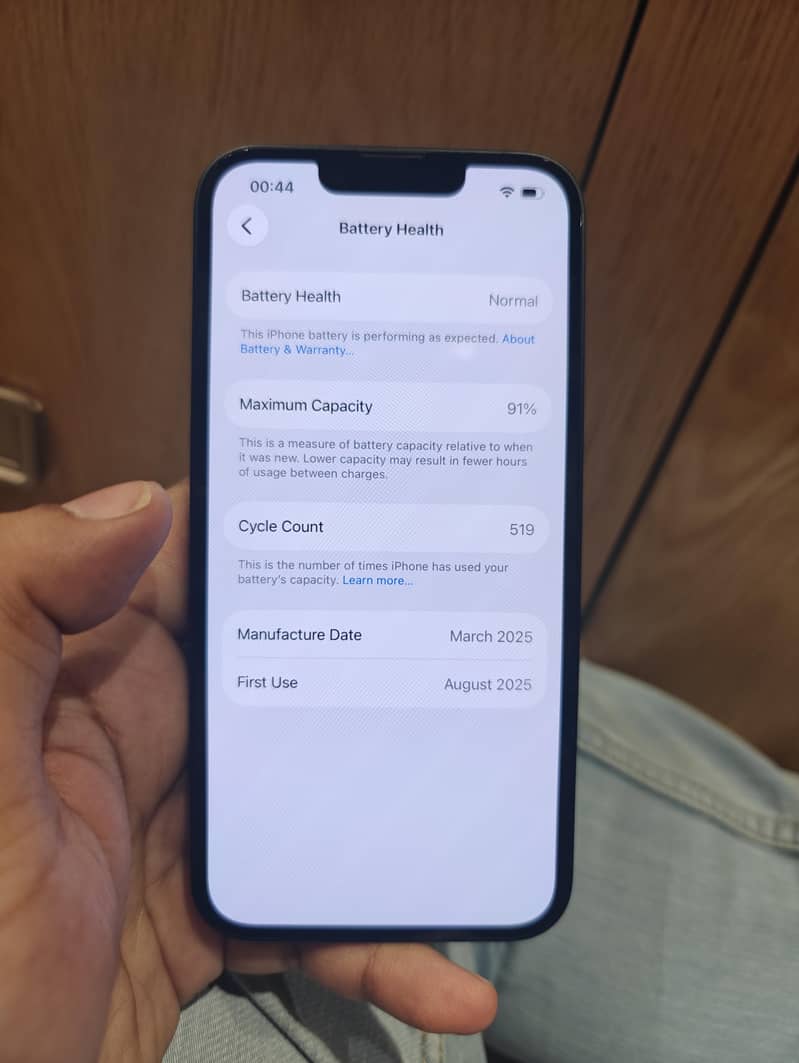 Apple iPhone 16e 5