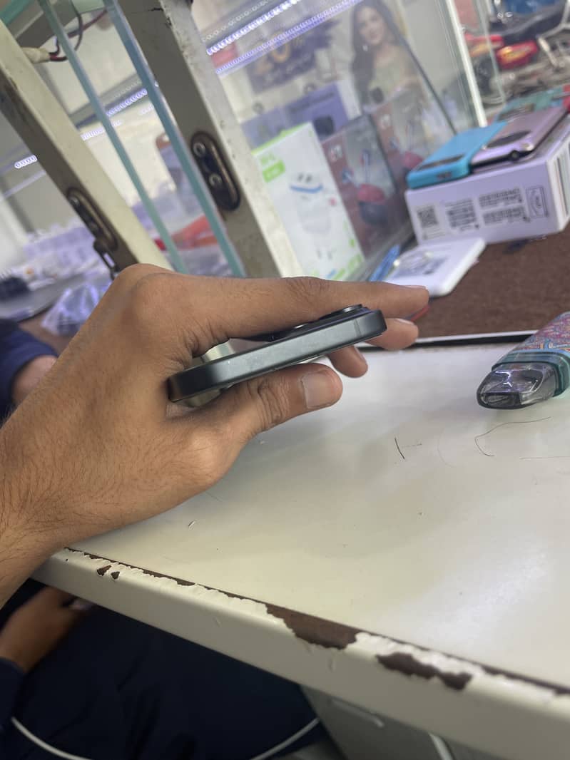 Apple iPhone 15 4