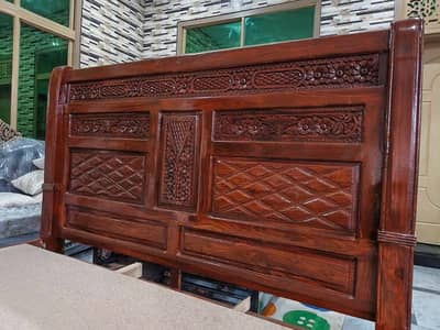 King Size solid wood bed bilkul new condition ha not used