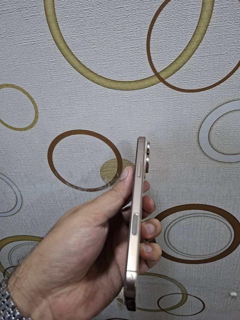 Apple iPhone 16 Pro Max 3