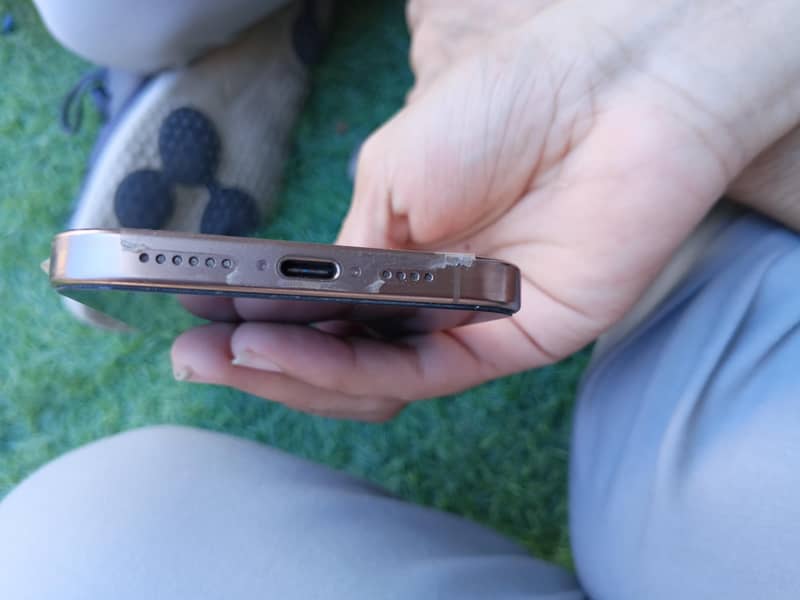 Apple iPhone 16 Pro Max 4