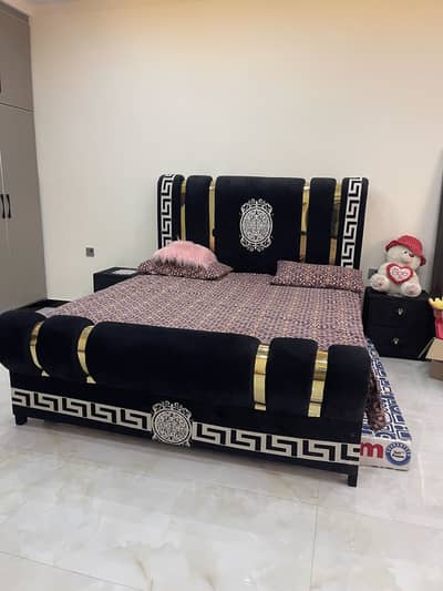 Complete bed set with side tables and dressing