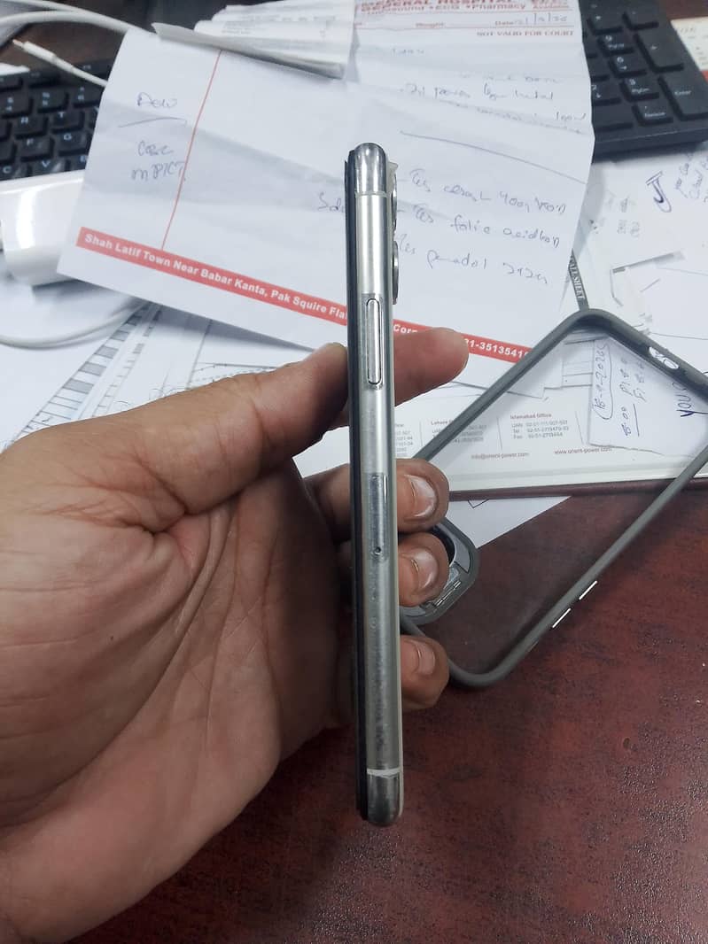 Apple iPhone 11 Pro 4