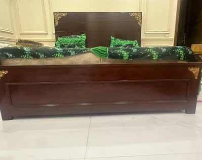 1 king size bed with 1Tv base and 2 sidetables and matress