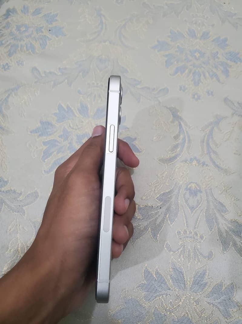 Apple iPhone 12 4