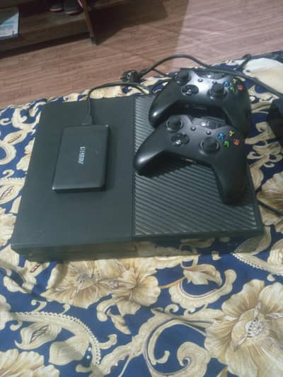 XBOX ONE 1TB 2 CONTROLLERS JAIL BREAK