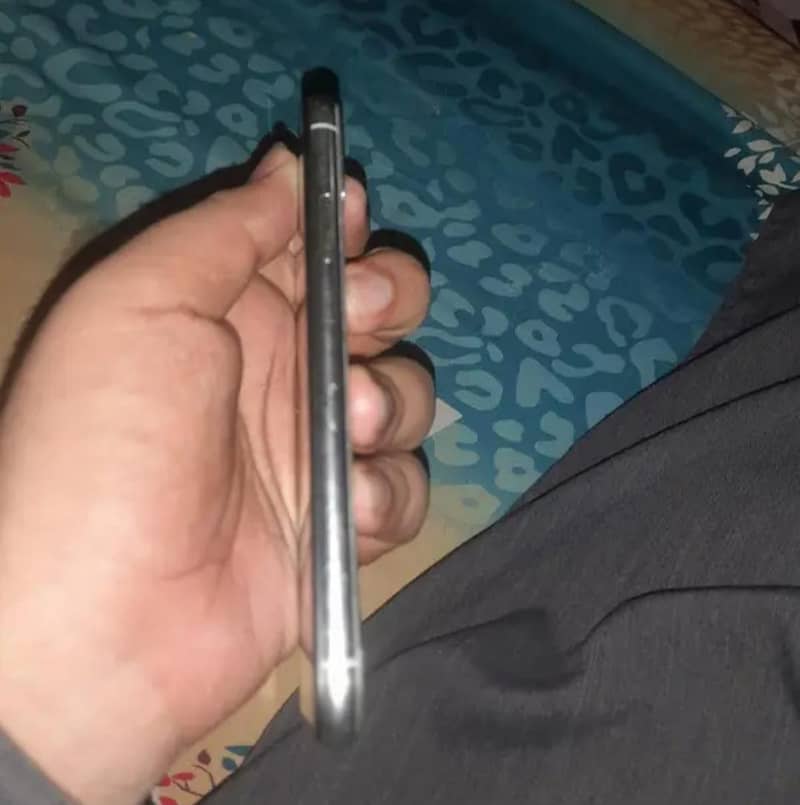 Apple iPhone X 4