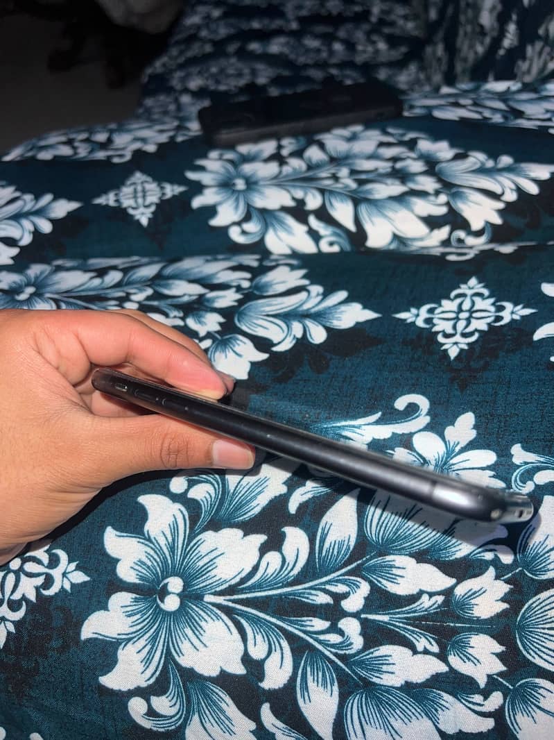 Apple iPhone 11 3