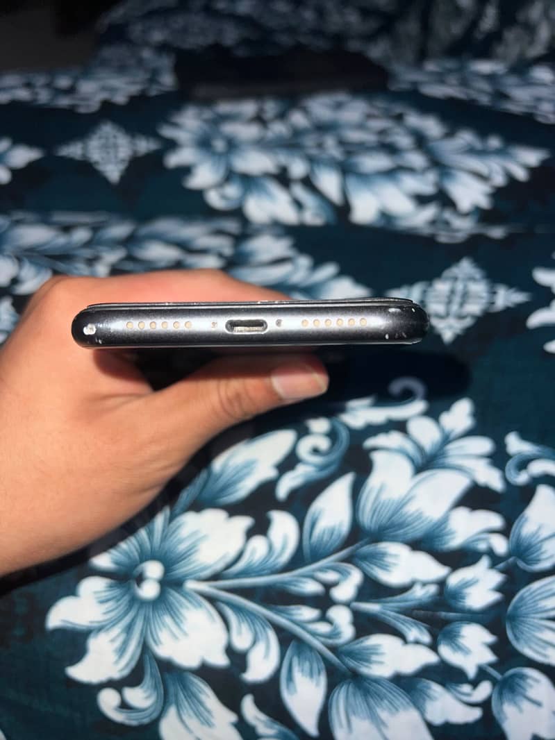 Apple iPhone 11 4