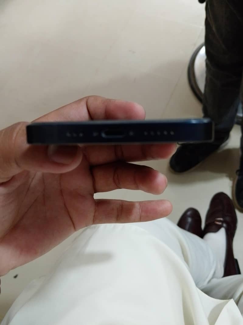 Apple iPhone 12 4