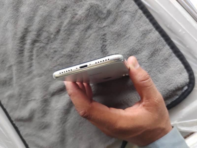 Apple iPhone X 4