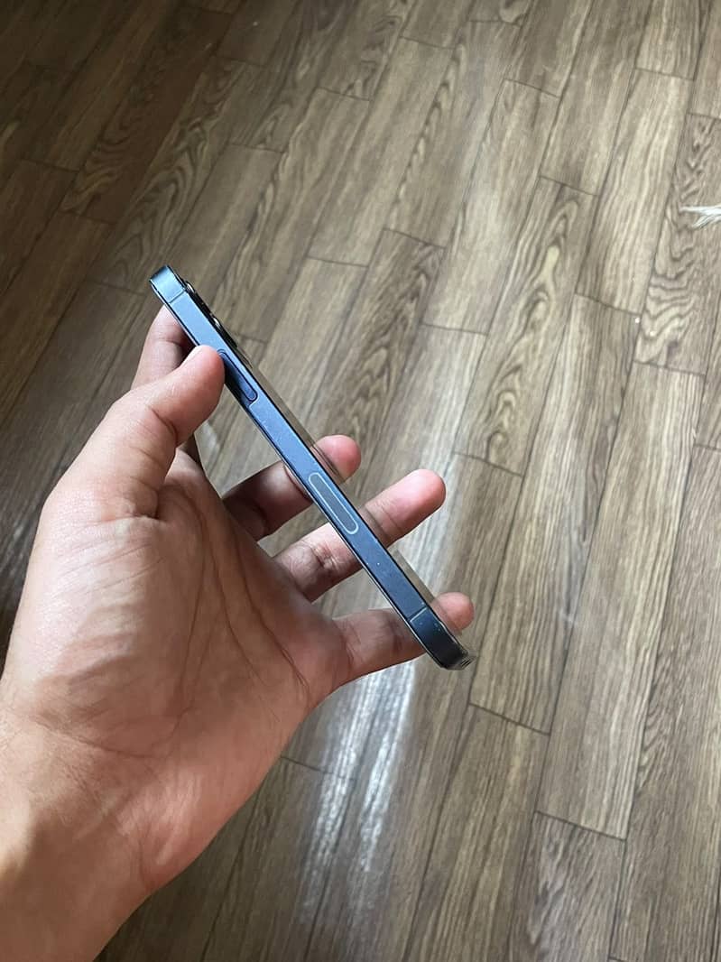 Apple iPhone 12 4