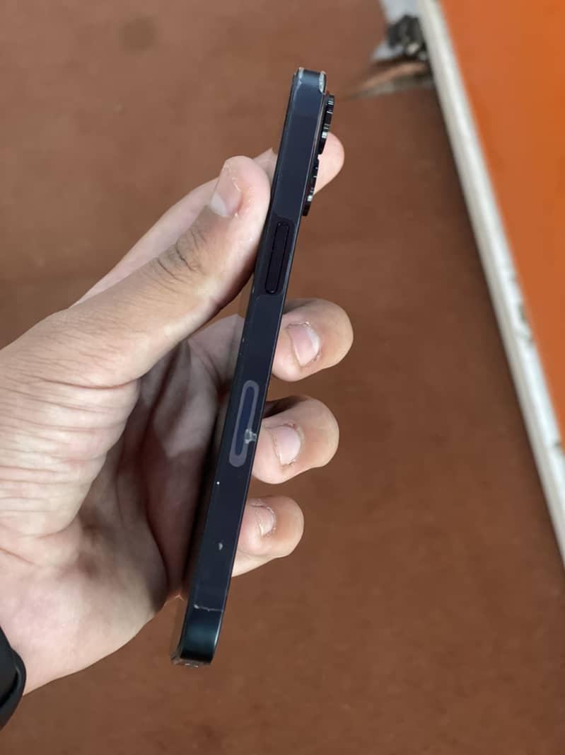Apple iPhone 13 2