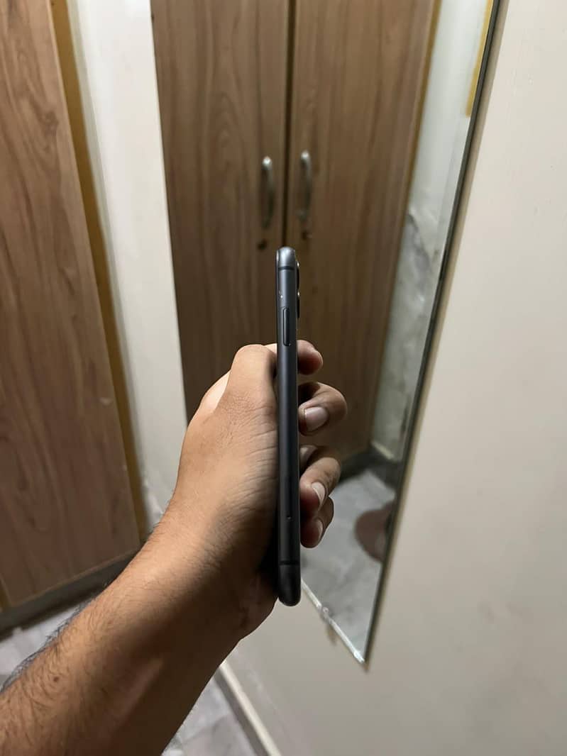 Apple iPhone 11 4