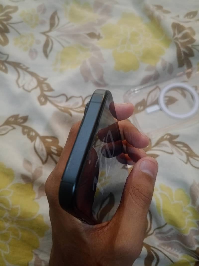 Apple iPhone 15 Pro 3