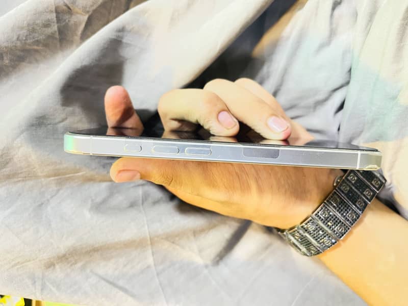 Apple iPhone 16 Pro 6