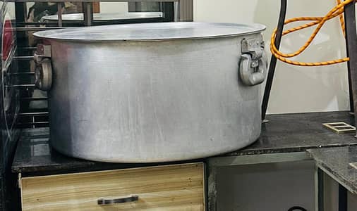 heavy weighted 25 to 30kg pateela condition brand new 24000