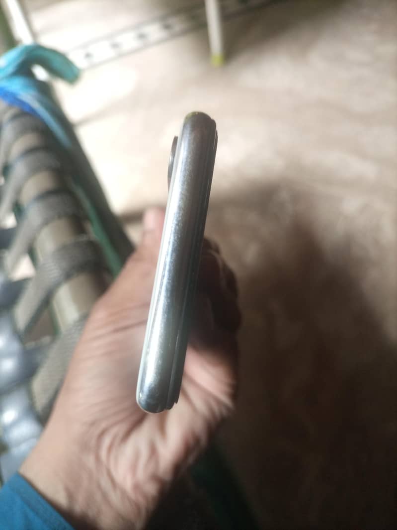 Apple iPhone X 4